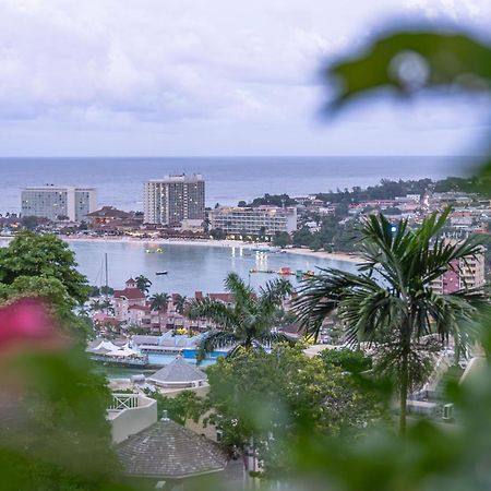 Hummingbird Retreat - Luxury Oceanview Apt, 7-Minute Walk To Beach Ocho Rios Buitenkant foto