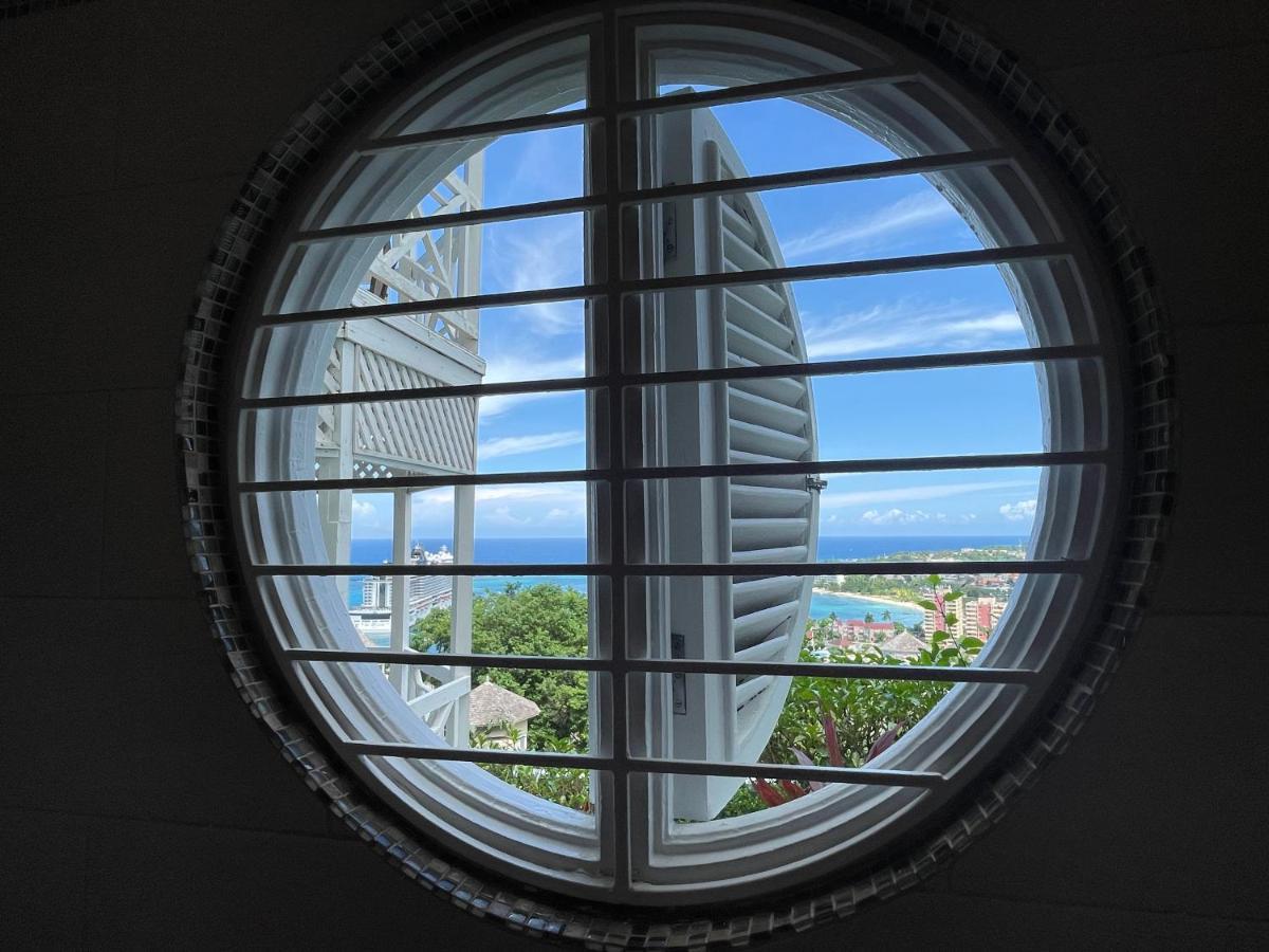 Hummingbird Retreat - Luxury Oceanview Apt, 7-Minute Walk To Beach Ocho Rios Buitenkant foto