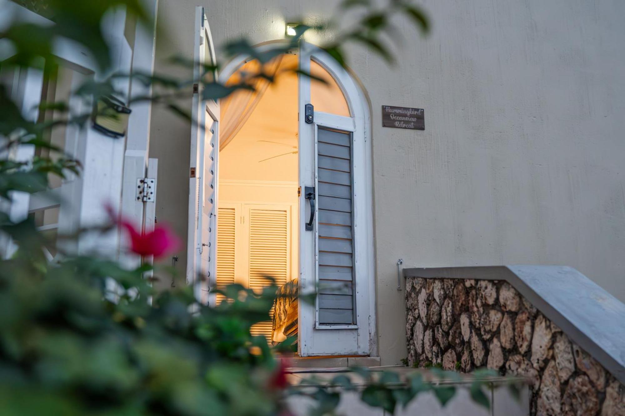 Hummingbird Retreat - Luxury Oceanview Apt, 7-Minute Walk To Beach Ocho Rios Buitenkant foto