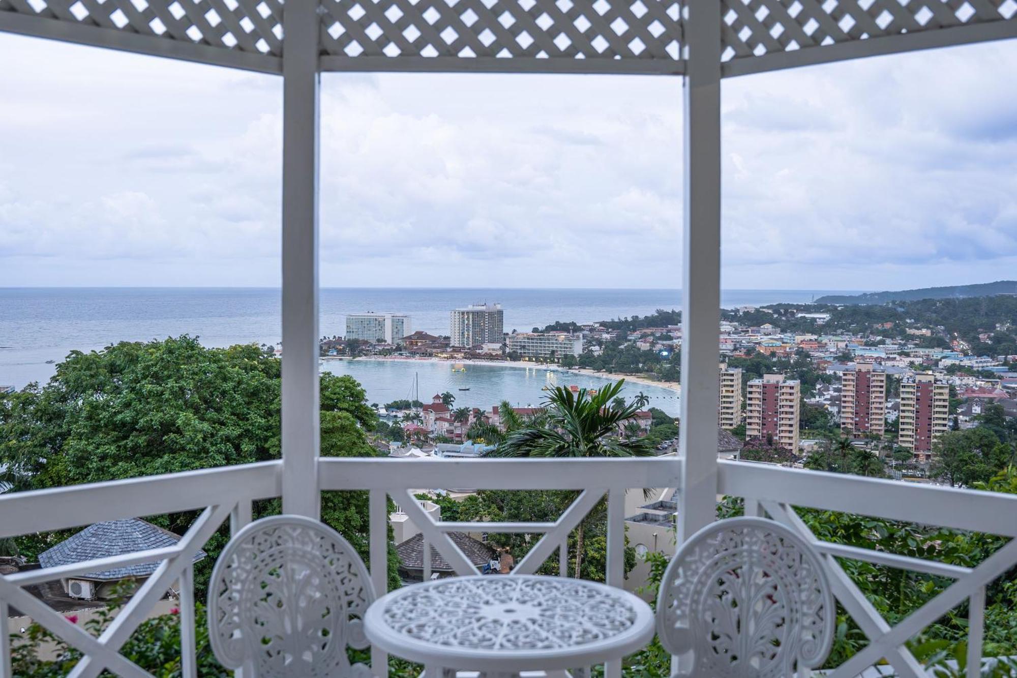 Hummingbird Retreat - Luxury Oceanview Apt, 7-Minute Walk To Beach Ocho Rios Buitenkant foto